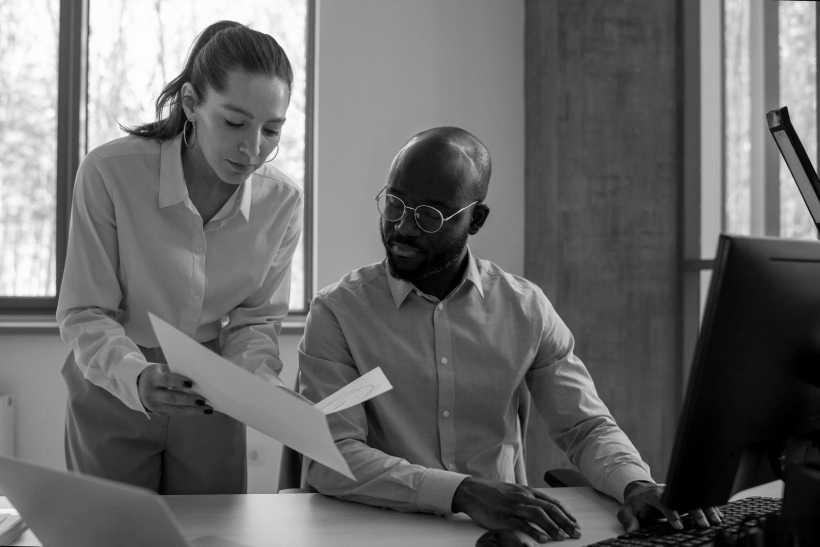 Session de formation en finances avec des participants engagés dans l'apprentissage