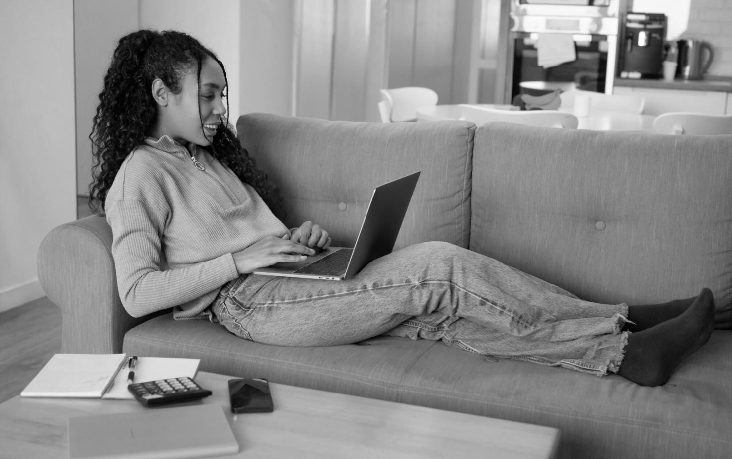 Espace de travail avec documents financiers et calculatrice